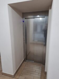 двери лифта яхт-клуба